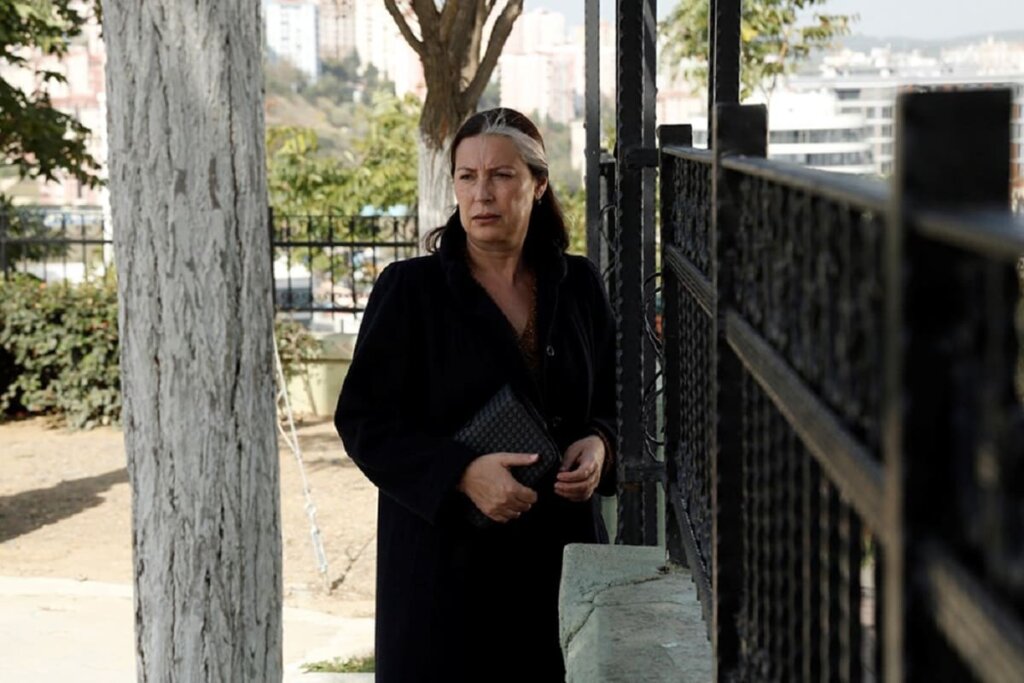 Вот за что Генуль сидела в тюрьме и почему Зейнеп в этом виновна. Сериал «Моя мама»