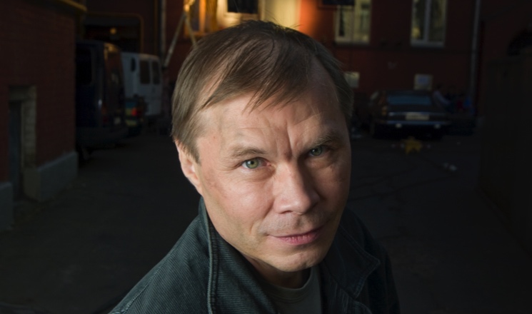 Эпатажные выходки, три жены и роли отъявленных негодяев: как живет актер Александр Баширов