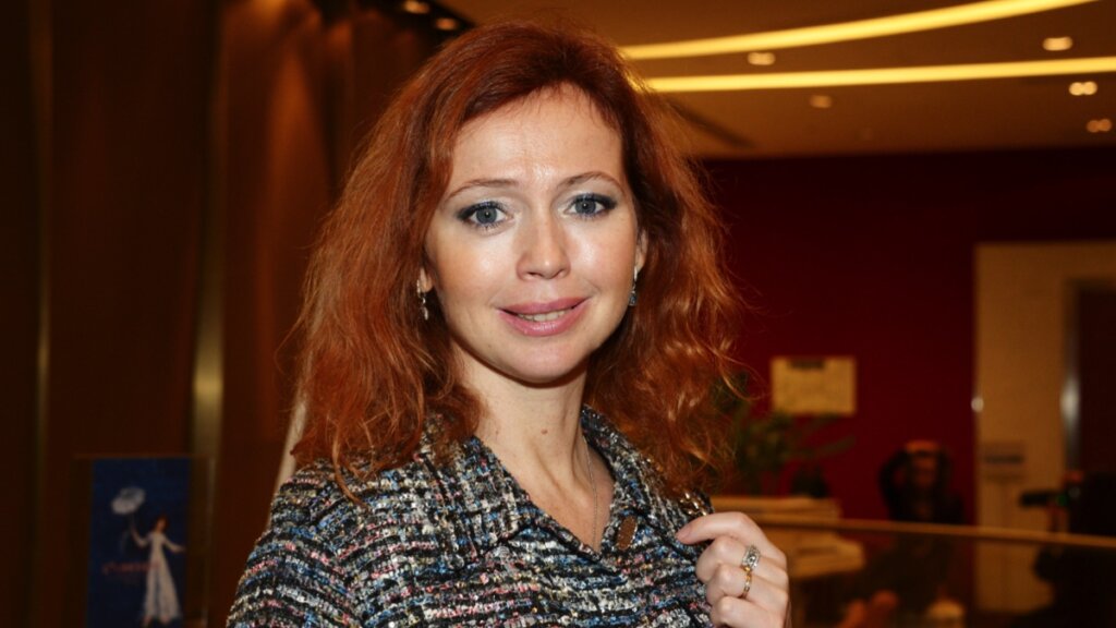 Смерть крошечной дочери, разрыв с мужем: о чем плачет актриса Елена Захарова