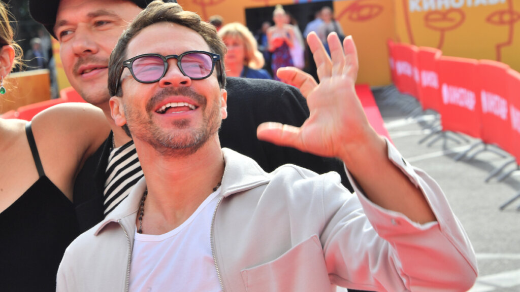 Павла Деревянко застали в постели с двумя любовницами