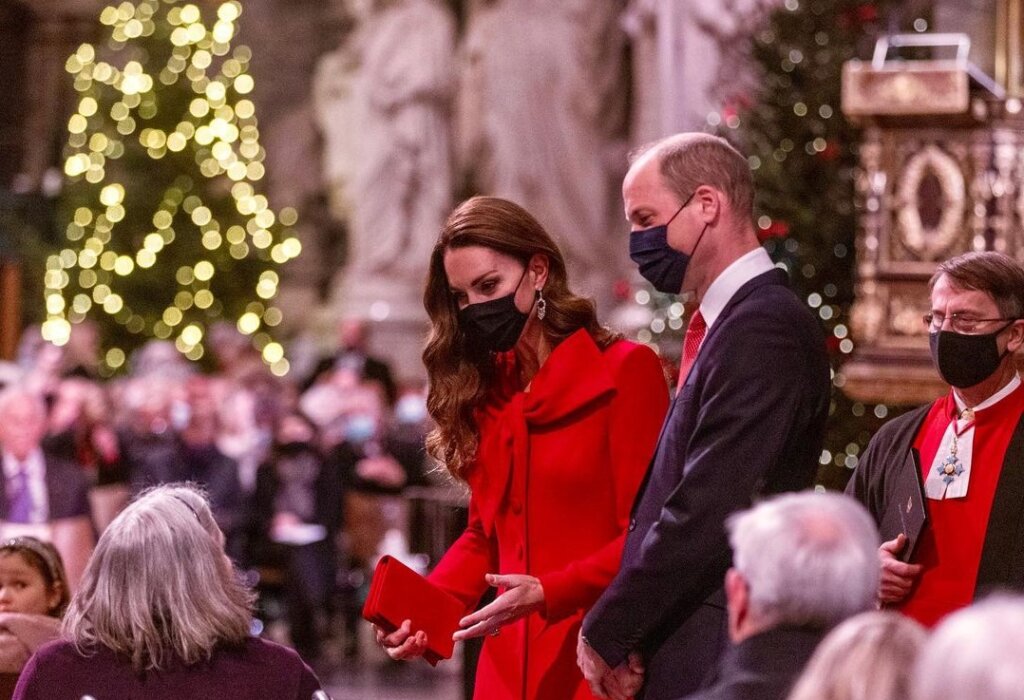 Кейт Миддлтон вышла в свет в платье-пальто за 290 тысяч рублей