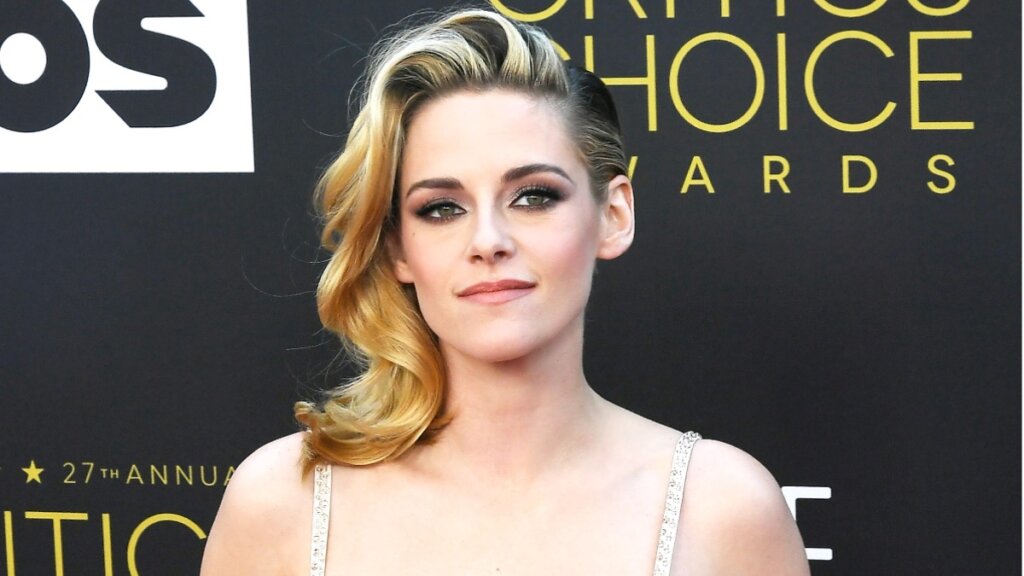 Звезда «Сумерек» в ультракоротких шортах пришла с невестой и оскорбила мужчин