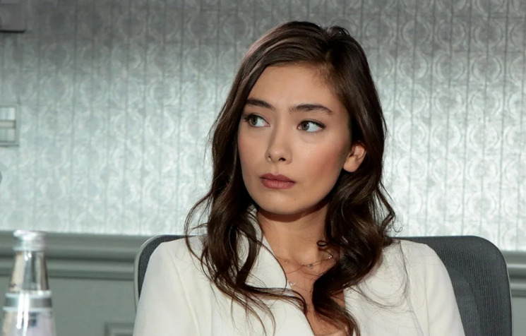 «Неужели это мама?!»: Неслихан Атагюль поделилась фото своей мамы, вызвавшим волну недоумения