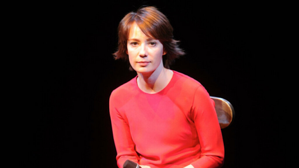 Зрители в Риге молча вышли из зала после дебюта кричащей перед иконами Чулпан Хаматовой