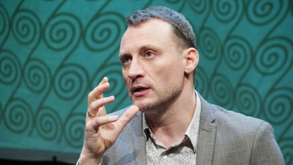 Звезда сериала «Клиника счастья» Анатолий Белый уволился из МХТ и покинул Россию