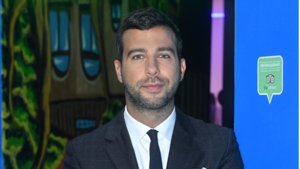 Дочь Ивана Урганта застали в жарких объятиях с девушкой