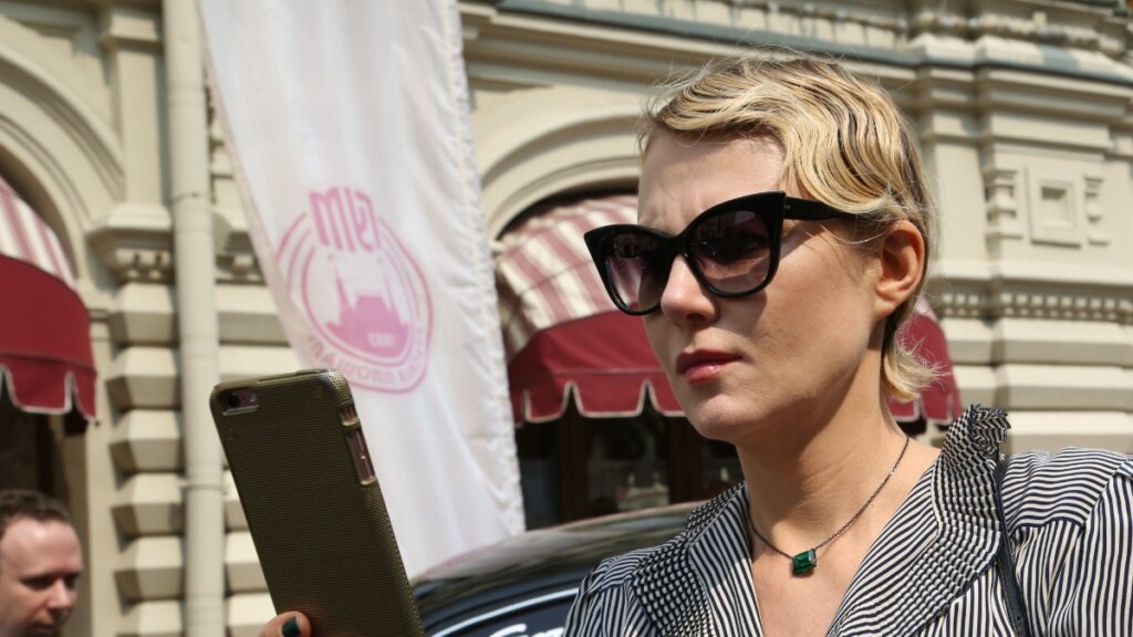 Сбежавшая в Париж Рената Литвинова показала свадебное платье