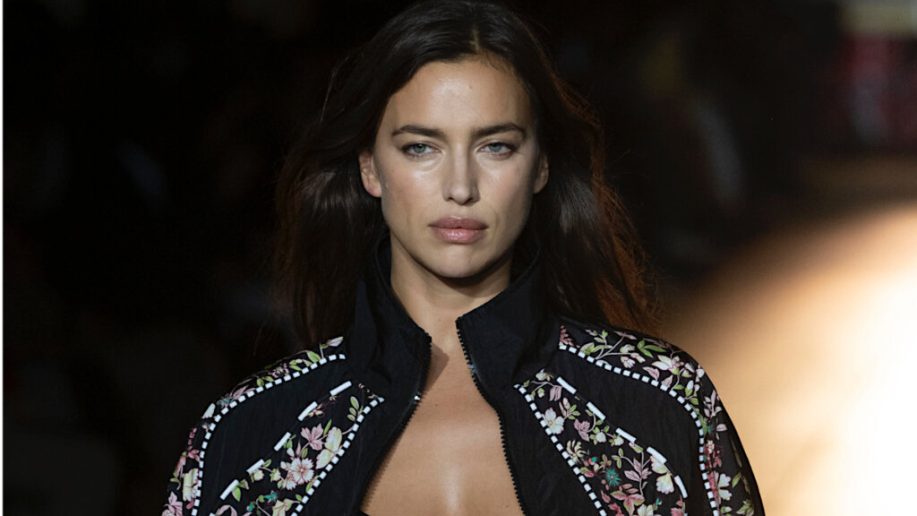 Ирина Шейк резвится полуголая на Ибице