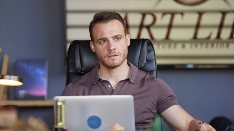 Керем Бюрсин шокирован своим портретом, написанным фанатом