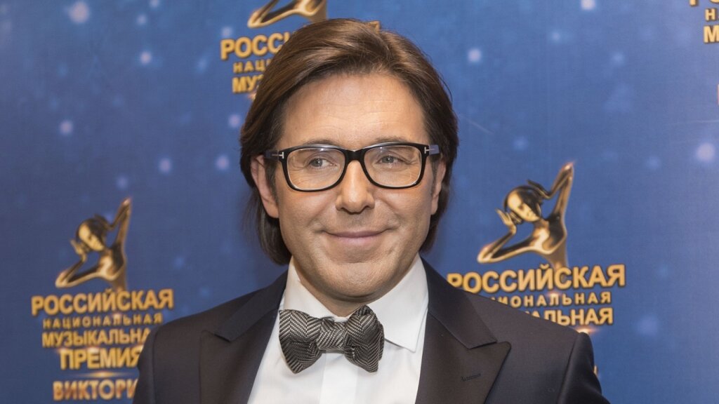 Андрей Малахов даже в деревне ходит модником