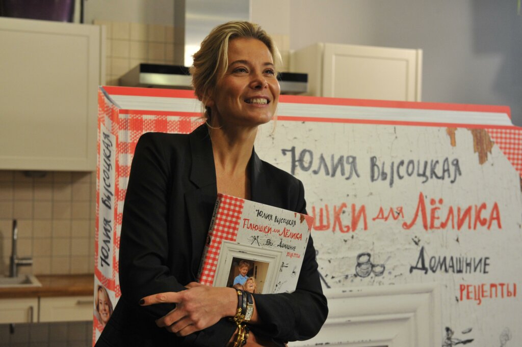 Юлия Высоцкая показала красавца-отчима и рассказала о трудных временах