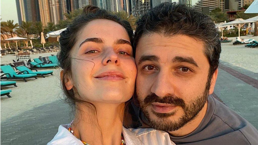 Жена Сарика Андреасяна оголилась и выставила беременный живот накануне родов