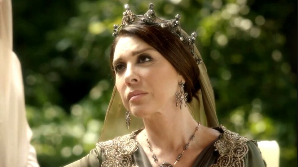 80-летняя звезда «Великолепного века» Небахат Чехре была экстренно прооперирована