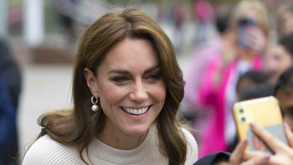 Кейт Миддлтон опубликовала необычно нежное фото своей девятилетней дочери Шарлотты