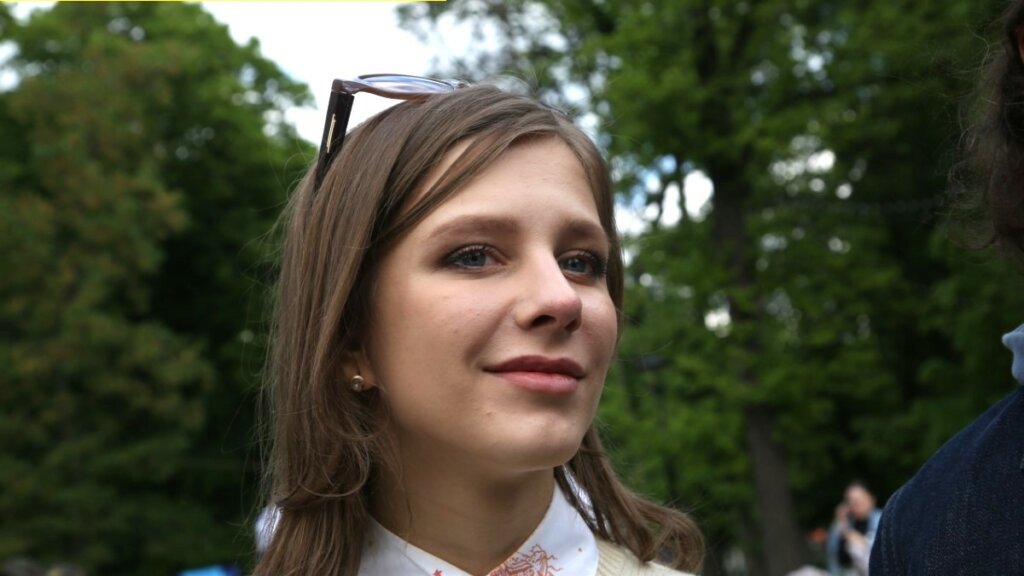 Заплаканная Лиза Арзамасова с новорожденной дочкой на руках напугала снимком у больницы