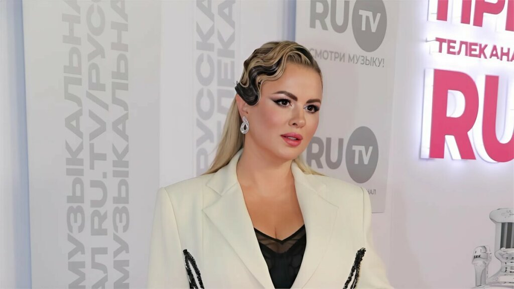 Довольная Анна Семенович вышла в свет с женатым возлюбленным и сообщила о скорой свадьбе