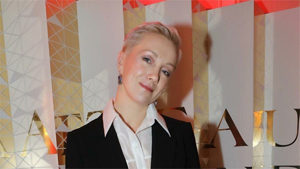 41-летняя актриса Дарья Мороз в розовом пальто вызвала недоумение у публики