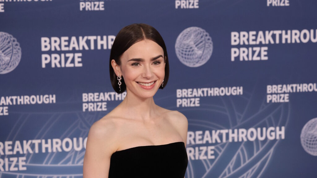 Экстремально худая Лили Коллинз напугала поклонников неестественным животом: вот что случилось