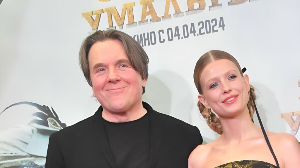 Молодая жена Константина Эрнста вышла в свет «без бровей»