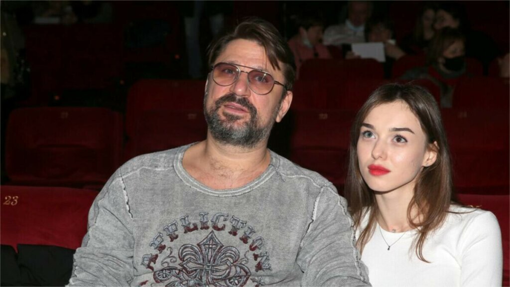 Виктор Логинов помирился с молодой женой, обвинившей его в измене и абьюзе