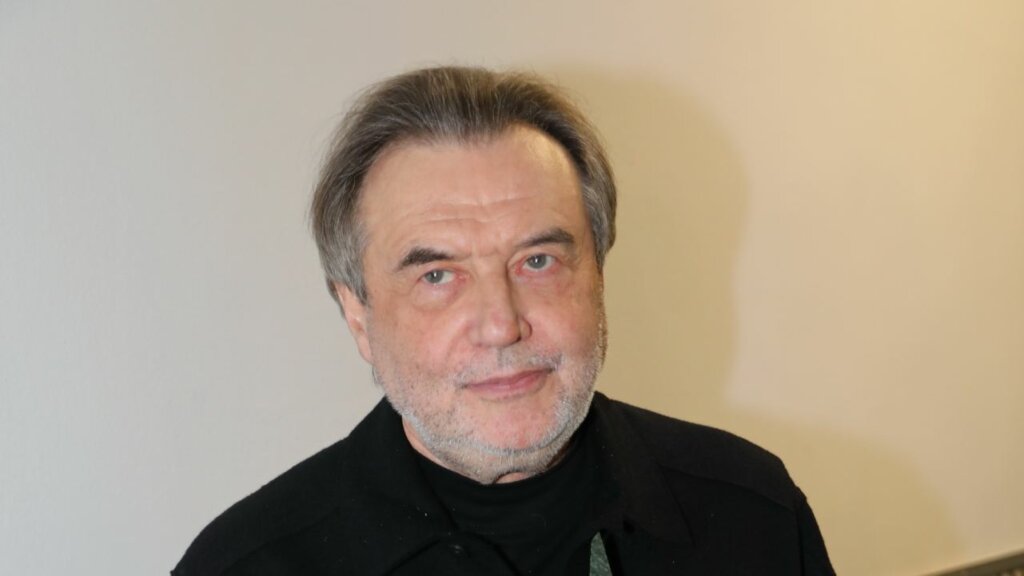 На фоне новостей о свадьбе Пересильд 75-летний Алексей Учитель вышел с 29-летней возлюбленной
