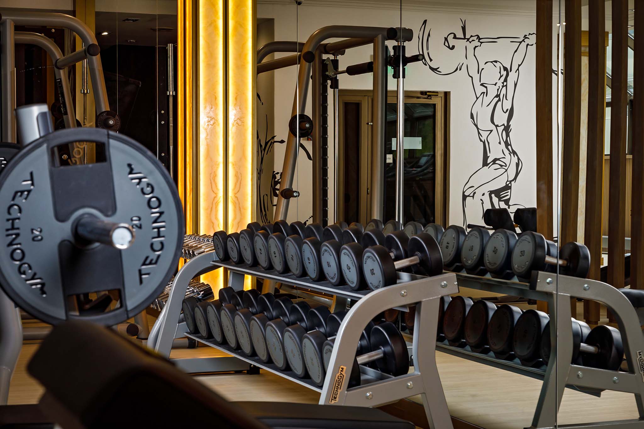 гантели в спортзале