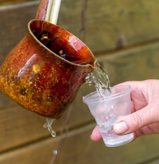 минеральная вода в источнике в карелии