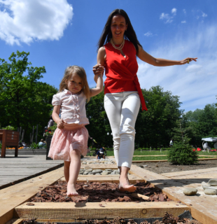 мать и дочь в парке