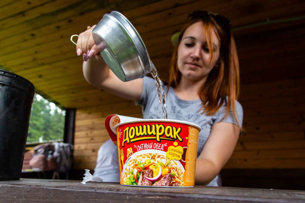 девушка заваривает доширак