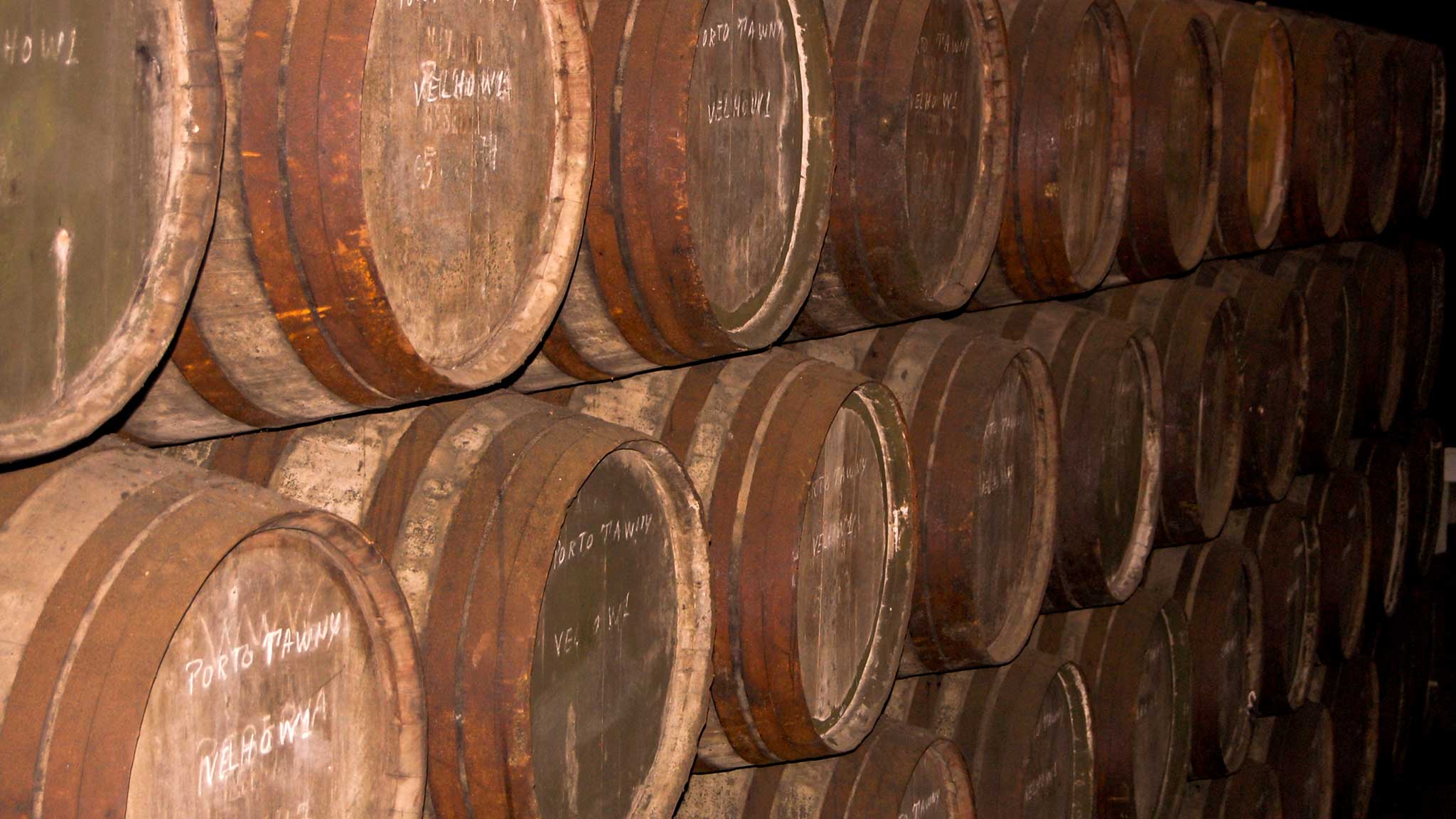 вино выдержанное в дубовых бочках