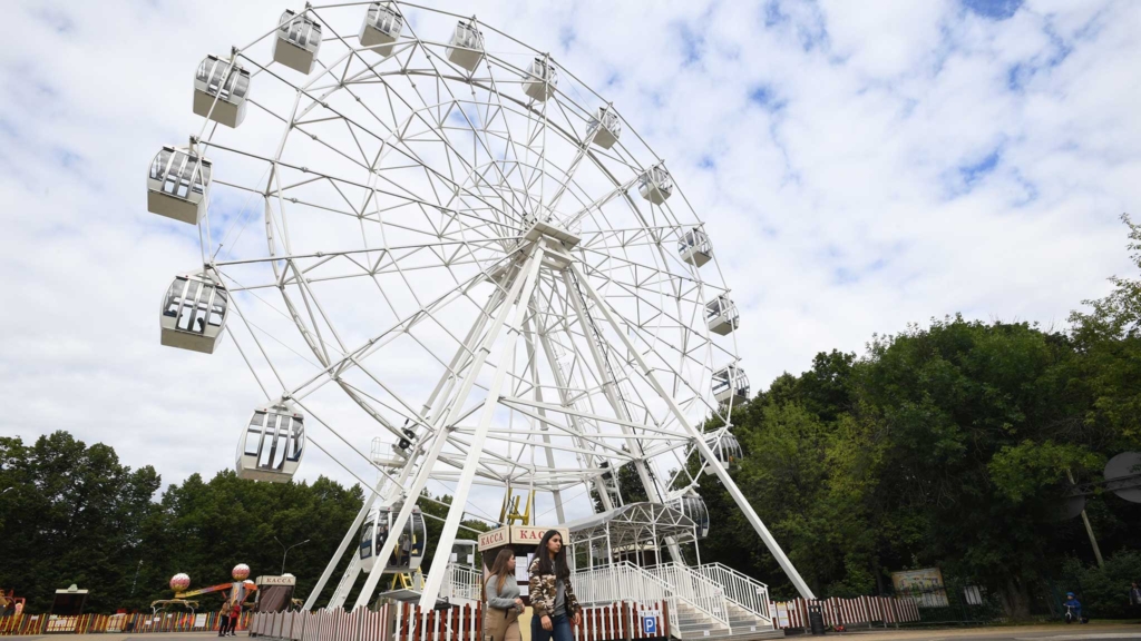 колесо обозрения в парке сокольники