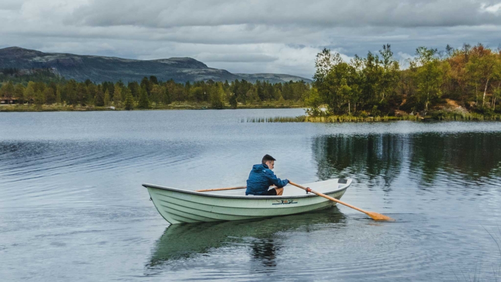 мужчина в лодке