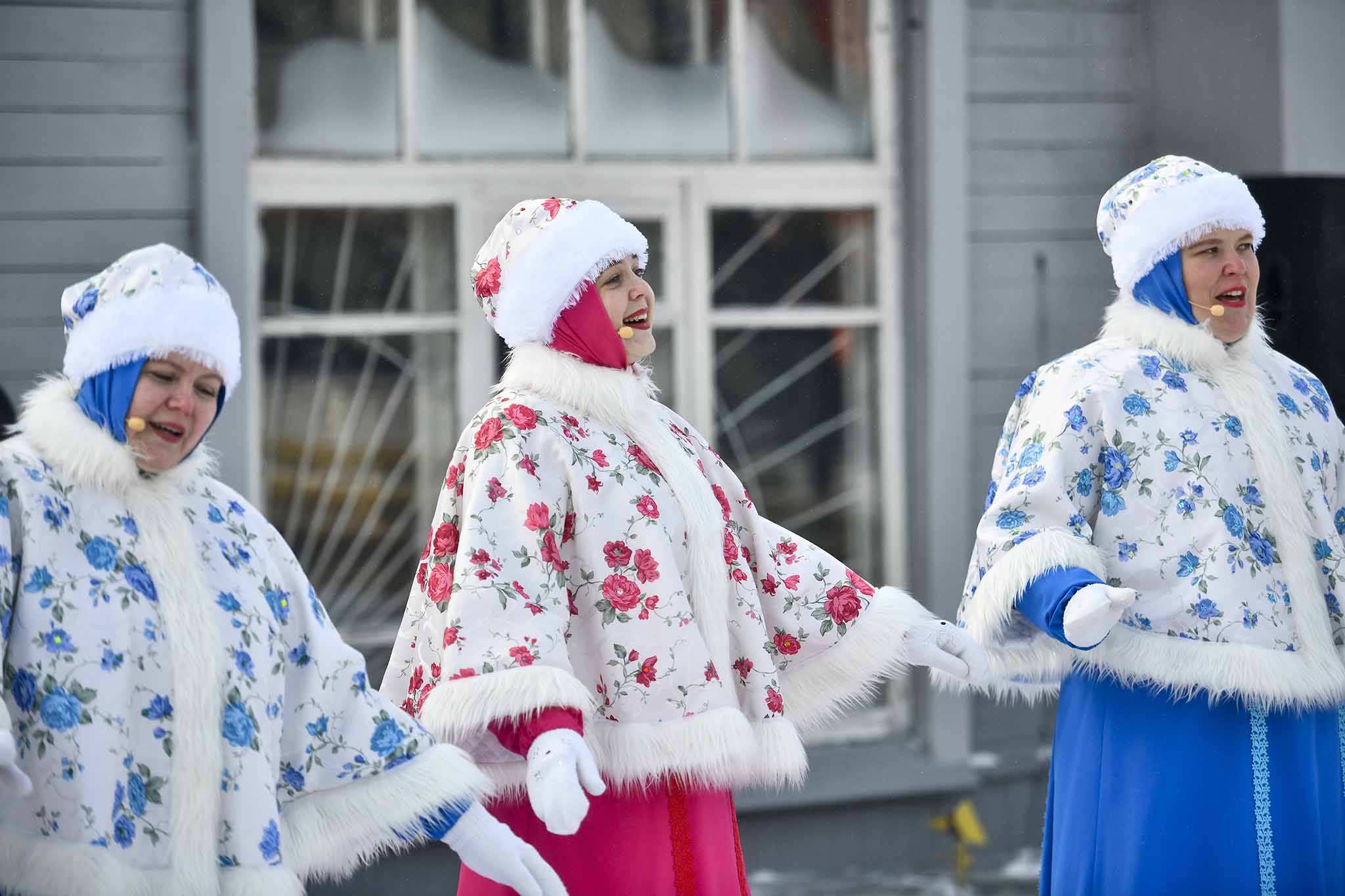 артисты в традиционных нарядах встречают пассажиров поезда
