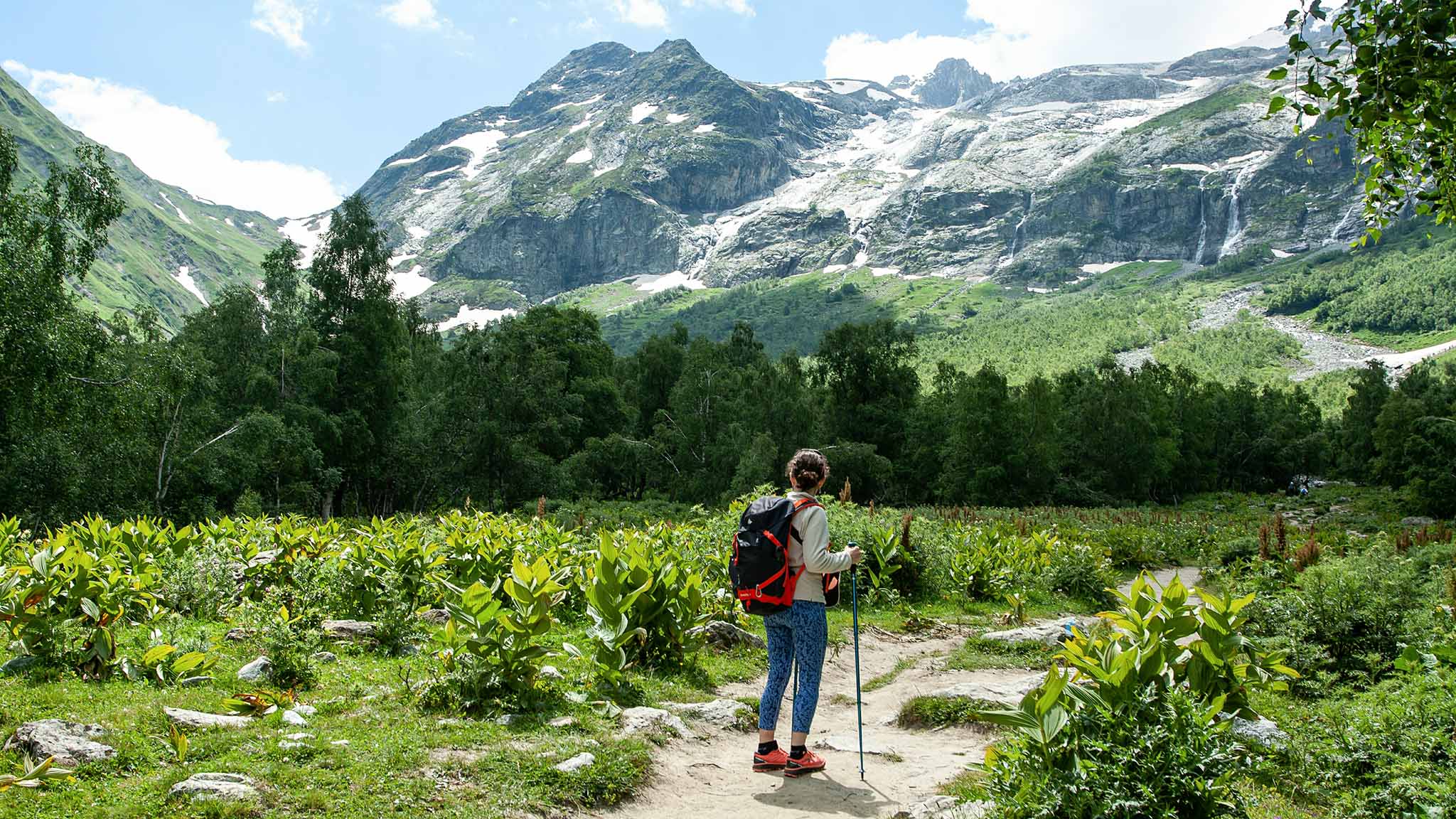 туристка в горах