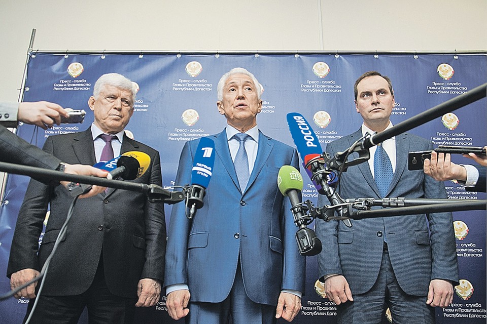 Теперь руководящих чиновников в Дагестан завозят извне - похоже, местным кадрам веры не осталось. Справа - новый глава правительства Артем Здунов, в центре - и. о. главы Дагестана Владимир Васильев, слева - председатель Народного собрания республики Хизри Шихсаидов. Фото: Евгений Костин/NewsTeam/ТАСС