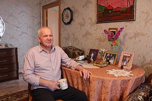 ГОЛЫЕ ДЕВУШКИ БЕРЕМЕННЫЕ ГДЕ ДЕЛАЮТ РАЗРЕЗ ФОТО Голая худая девушка лежит на диване фото