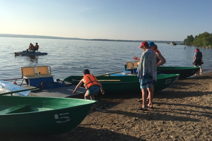 На Камском море можно с лодки полюбоваться закатом - лодочная станция работает допоздна. Фото: соцсети.