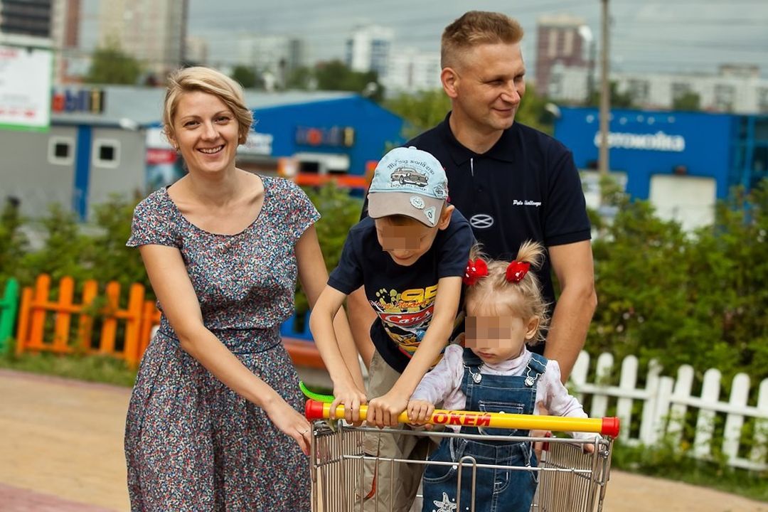 Семья из Новосибирска. Теперь детям и их матери придется возвращаться на родину одним. Глава семейства Виктор находится под подпиской о невыезде.