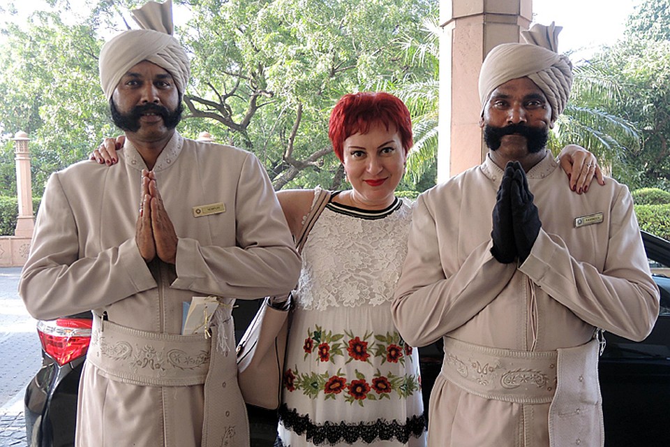 indiyskie-devushki-dve-drug-druga-video-podruga-sidit-kompyuter