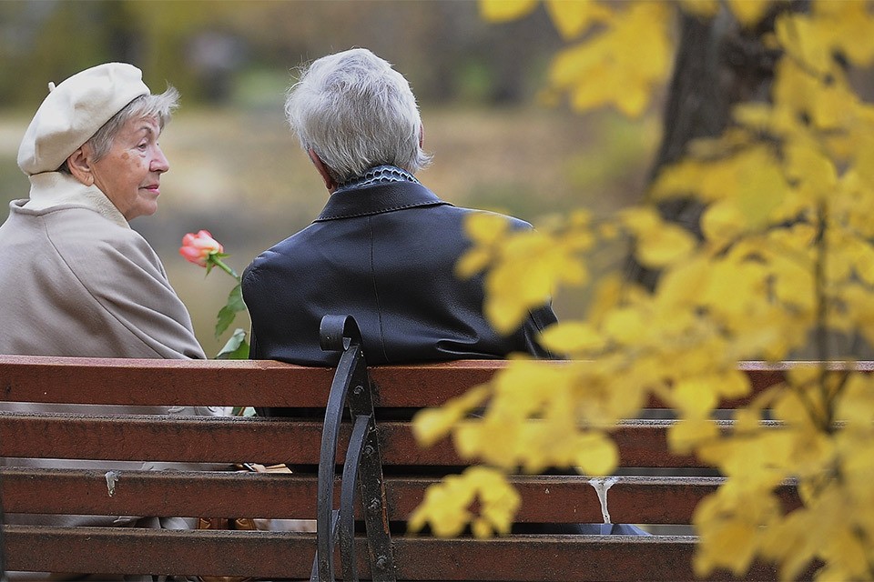 Особенность нашей пенсионной системы в том, что практически вся тяжесть расходов, идущих на стариков, ложится на работающее население.