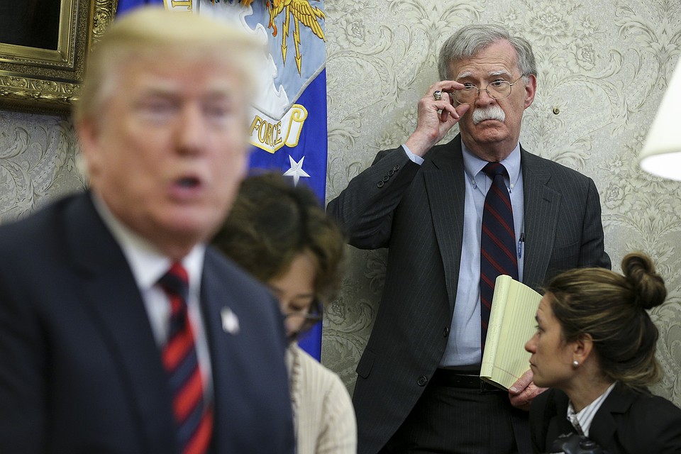 Джон Болтон и Дональд Трамп в Овальном кабинете, 2018 год.