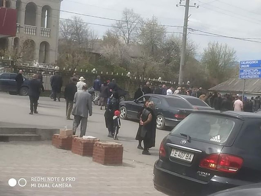 В Молдове во время эпидемии коронавируса устроили пышные и многолюдные похороны - с музыкой и поминками В Молдове во время эпидемии коронавируса устроили пышные и многолюдные похороны - с музыкой и поминками
