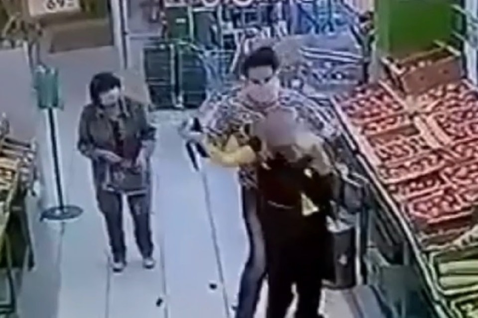 Профессиональный Русский Киллер Убивает Продавщицу Магазина Одежды