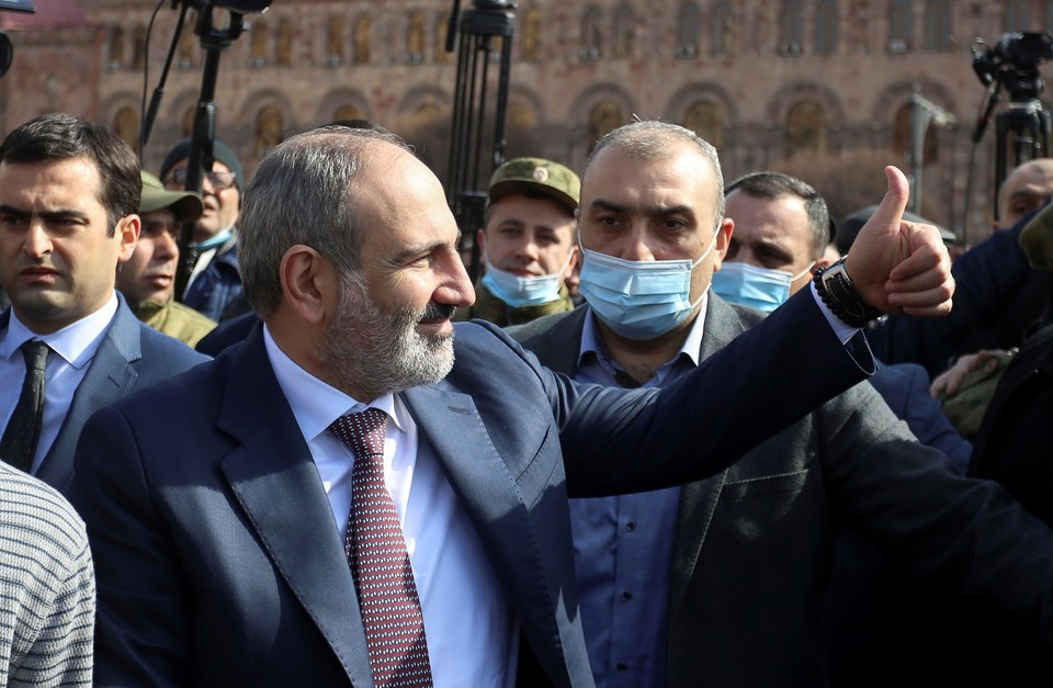 El primer ministro Nikol Pashinyan pasó todo el día 25 de febrero en las calles de la ciudad con sus seguidores y su familia.