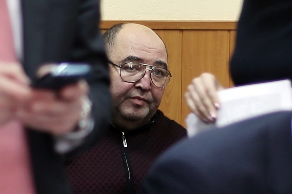 По версии следствия, бизнесмен дал взятку главе области за разрешение поставлять в свой регион медикаменты