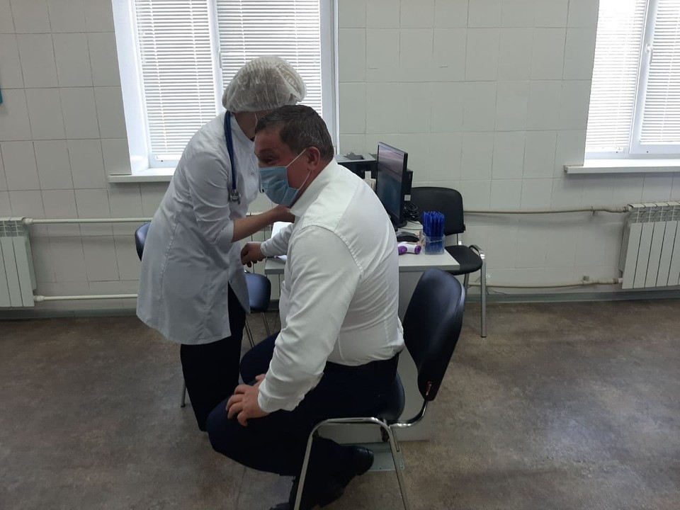 Заставив людей прививаться, губернатор напомнил: прививку от коронавируса сделал и он, и его семья. И уже во второй раз.