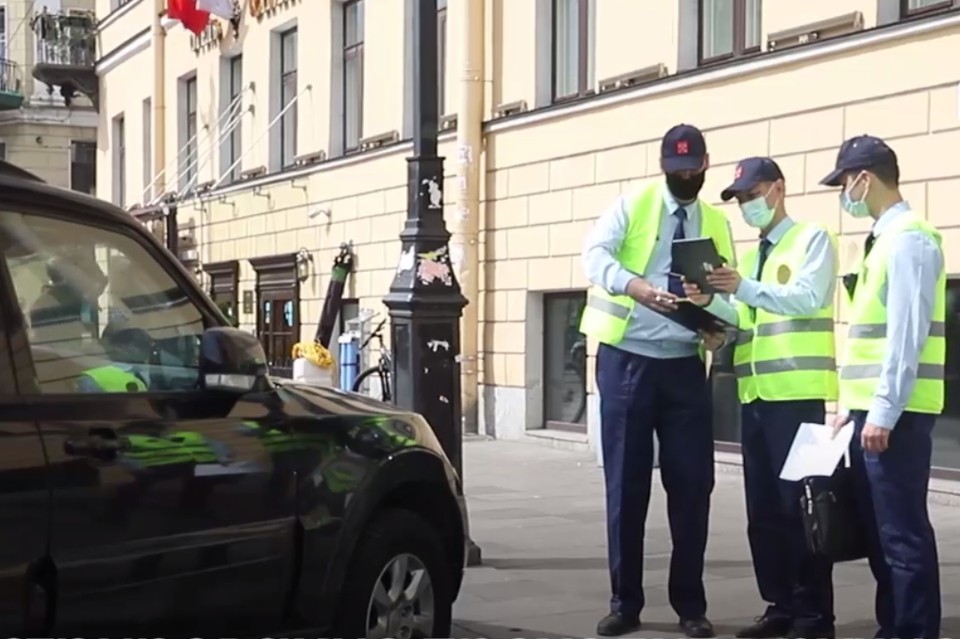 Машины. Комитет по транспорту спб эвакуировали сотрудник. Комитет по транспорту санкт-петербурга. Машины комитета по транспорту спб. Парковка в центре спб штраф.