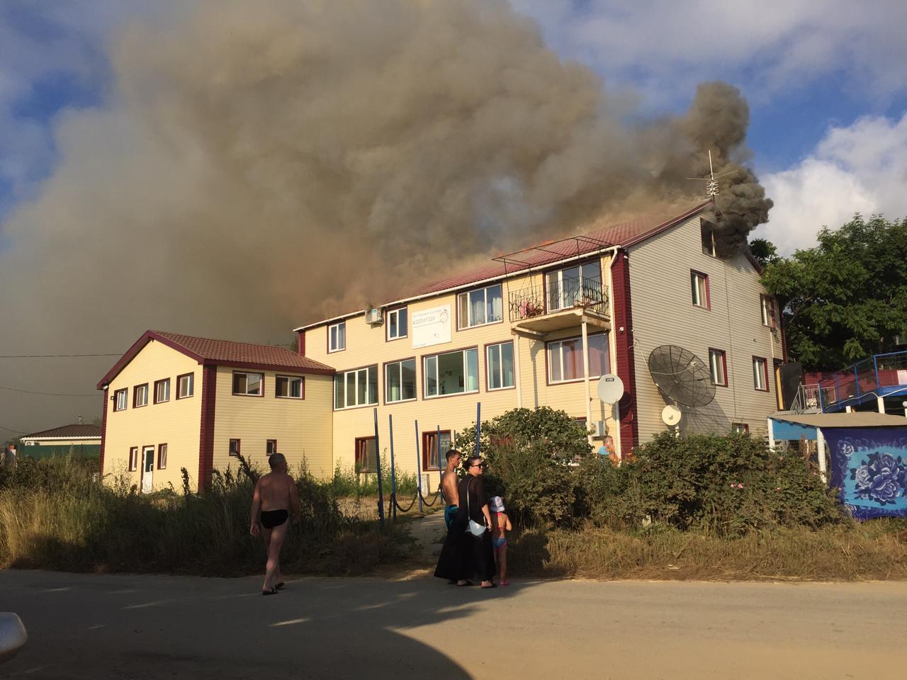 В Приморье горит база отдыха, принадлежащая депутату, участвовавшему в "Давай поженимся"