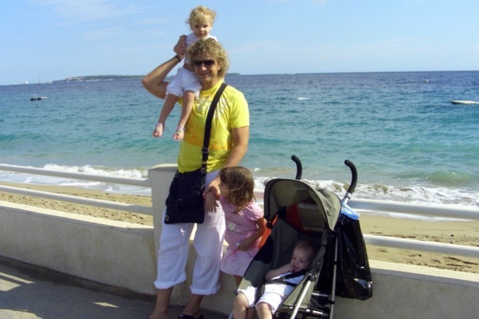 Рома Жуков - души не чает в своих девочках. 5-летняя Елизавета-Виктория на фото у папы на руках.