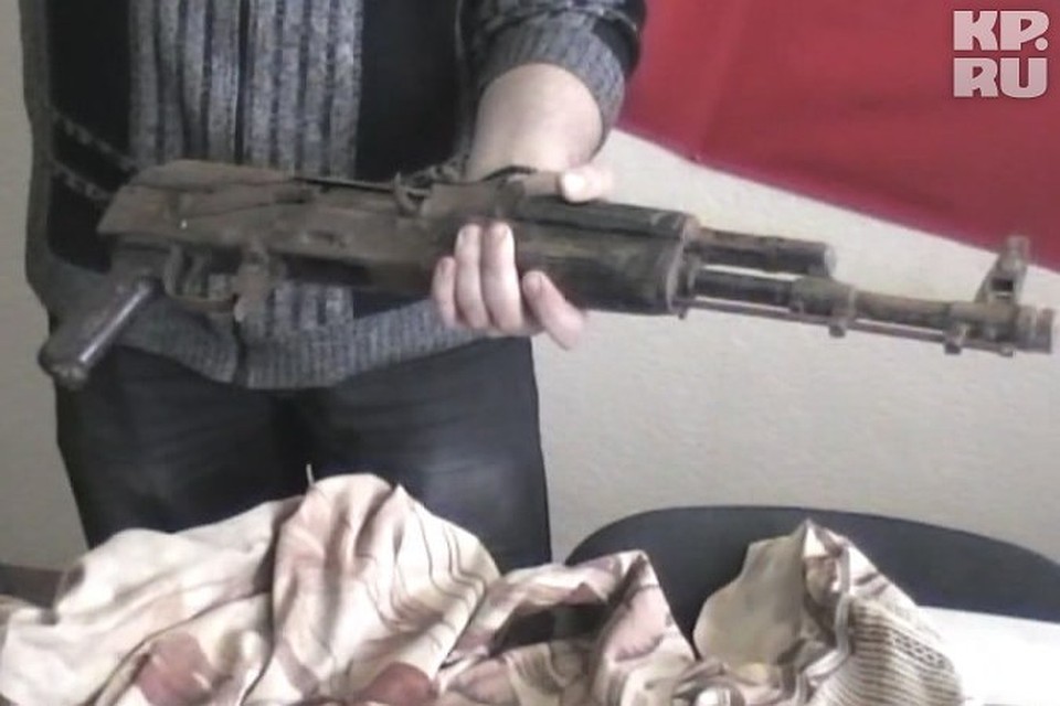 оружие девяностых. схрон с автоматами. нашли автомат калашникова. нашли автомат. оружие изъятое у бандитов в россии.